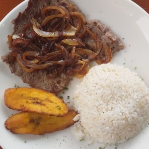 Filete encebollado con arroz y tajada