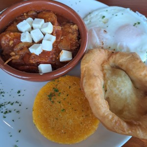 chorizo con queso blanco, huevos al gusto hojaldre y tortilla