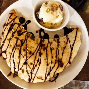 calzone de Nutella y ricotta con helado ron pasas