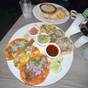 Bandeja taquera + queso fundido con chorizo