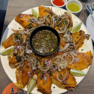 Bandeja con quesatacos de birria