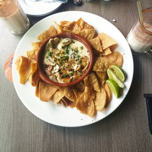 Queso fundido con champiñones