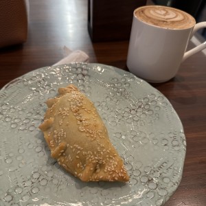 Empanada de carne con un mocaccino 