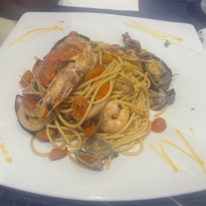 Espaguetis con frutos del mar