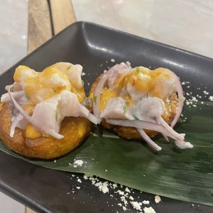 Ceviche sobre platano maduro