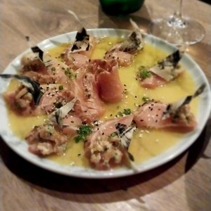 Tiradito de Salmon en reduccion Maracuya