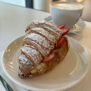 Croissant de fresas con crema