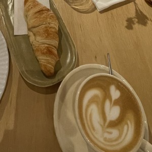 Croissant y cappucino