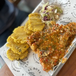 Filete de pescado a lo macho con patacones