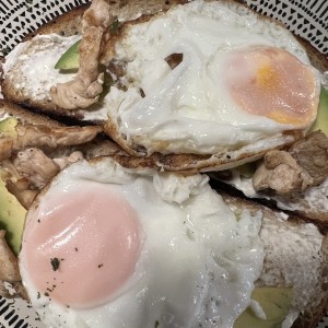 Tostada de aguacate con pollo y huevo