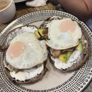 Tostada pollo y aguacate