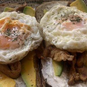 Tostadas pollo y huevo