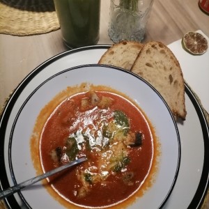 Sopa de tomate + limonada matcha