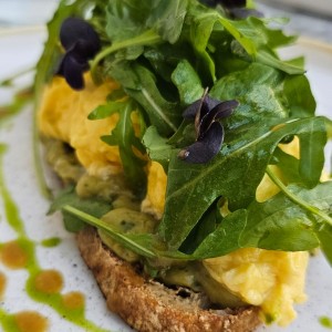 tostada con aguacate y huevo revuelto