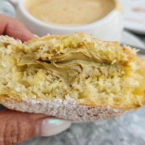 Donna rellena con crema de Pistacho