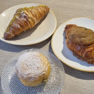 Croissant y dona de pistacho