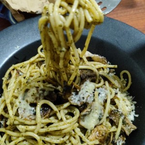 spaghetti con salsa pesto y hongos ?