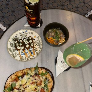 Brochetas - Cordero,salsa de Yogurt,cebollina y más