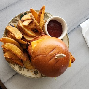 Hamburguesa de Pollo con Papitas