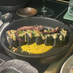 Rollo de arroz con tinta de calamar y pulpo