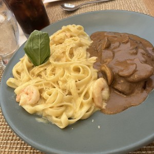 Pasta con camarones+ filete salsa hongos