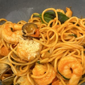 Spaguetti vongole y langostinos