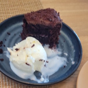 chocolate cake con helado