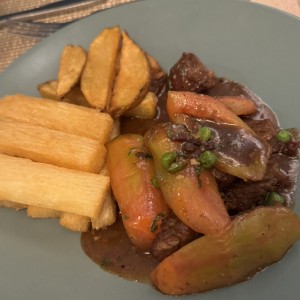 Lomo saltado con yuca 