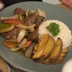 Lomo saltado con arroz y ppas 