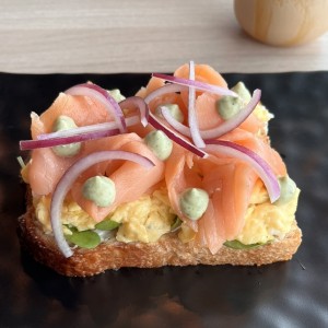 Tostada  de salmon 