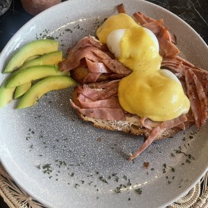 Huevos Benedictos con Jamon 