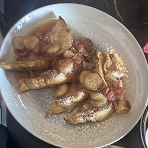 Fresas y bananos caramelizados