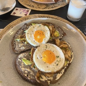 Tostada pollo y aguacate