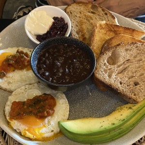 Huevos, hogao, frijolitos y aguacate