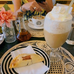 Empanada de espinaca y queso, frappe