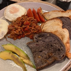 Especiales - Huevos ropa vieja