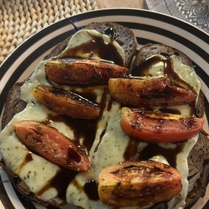 Tostadas - Pesto y mozzarella