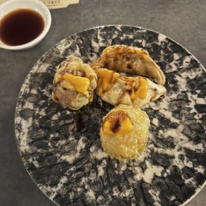 2 Gyozas de cerdo y 2 Siu Mai