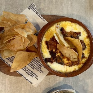 Queso Fundido y Chorizo Tableño