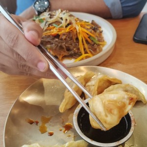 Japchae (fideos de camote) y Mandu (empanadas rellenas de puerco y vegetales)