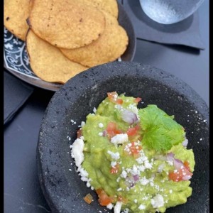 Guacamole marinando con buen ceviche