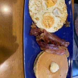 Huevos con tocino y panqueques 