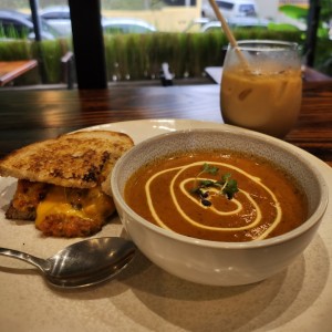 Sopa de tomate rostizado y Chorizo grilled cheese + Iced latte de Vainilla