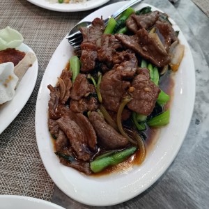 Carne con hoja de mostaza