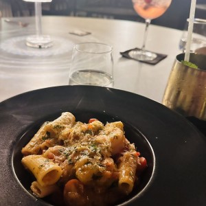 Pasta con langostinos y calamares