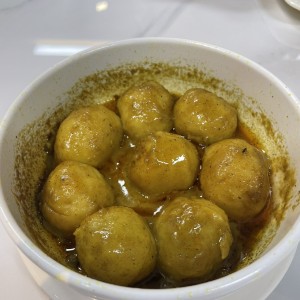 Bolas de pescado en curry