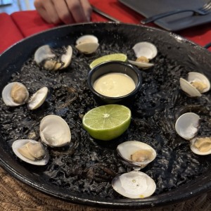 PAELLA DE ARROZ NEGRO