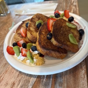 Tostadas francesas con frutas 