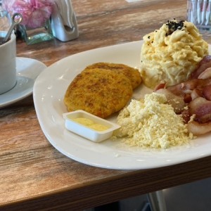 Desayuno arepa zanahoria con huevos revueltos, quedo y bacon