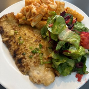 Pescado con pasta y ensalada 